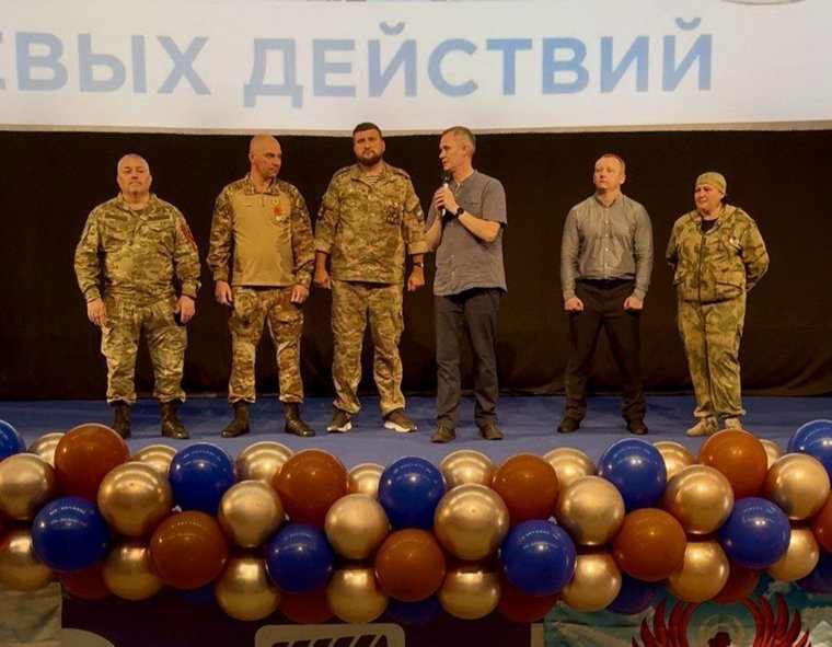 Евгений Ботов (второй слева) пожелал ветеранам боевых действий крепкого здоровья 