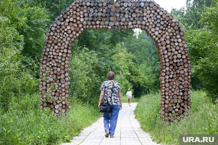 В новом экопарке в поселке Шеркалы появились качели-кольца в стиле эко и деревянные беседки