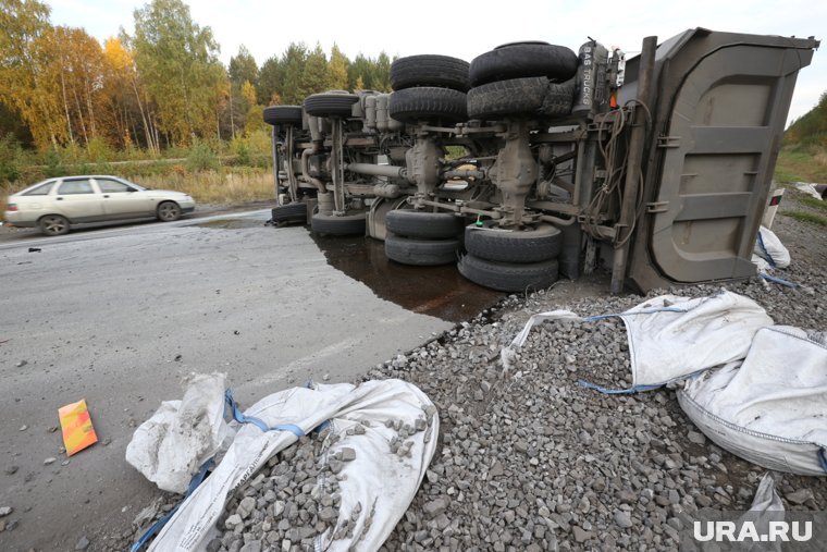 В ХМАО водитель иномарки погиб в ДТП при столкновении с грузовиком