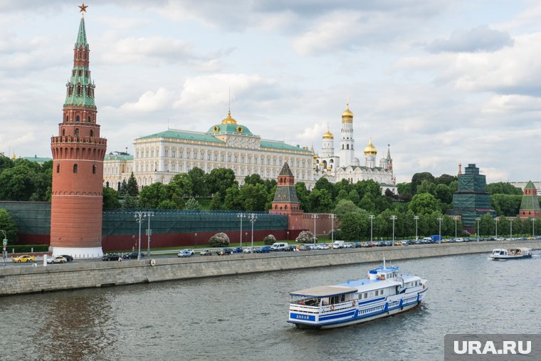 На месте падения обломков работают специалисты экстренных служб