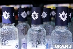 Женщина вытащила бутылку из сумки