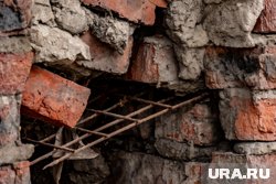 В Чебоксарах с крыши жилого дома на припаркованные авто вылетел кирпич