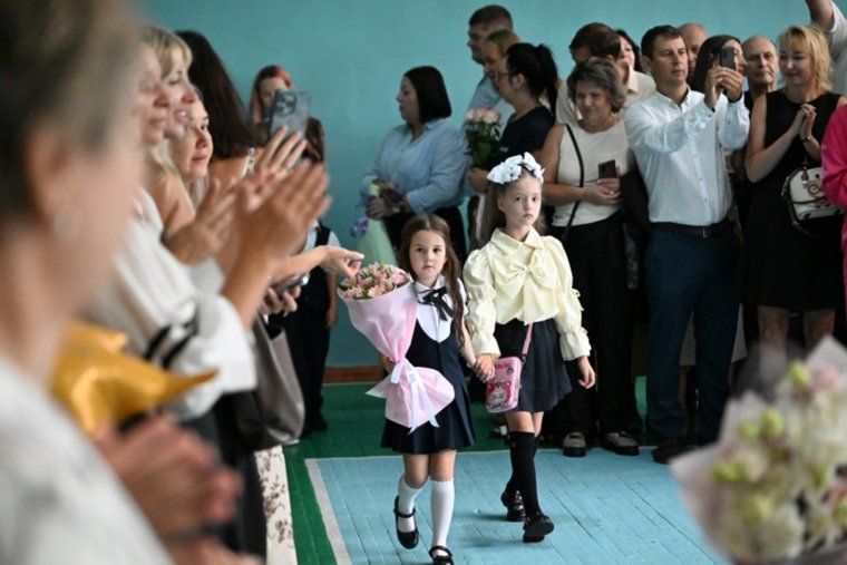 Для первоклассников проходит их первая линейка