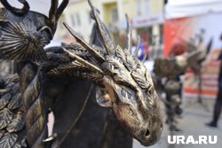 Горожанин изготавливает сказочные фигуры