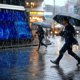 На Москву после жары идет мощный ураган, способный переворачивать машины: что ждать от погоды. Фото, видео