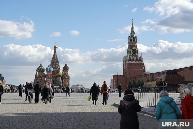 Больше всего людей едет в Россию из Европы и Америки