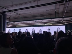 Показ транслировался на 20-метровом экране