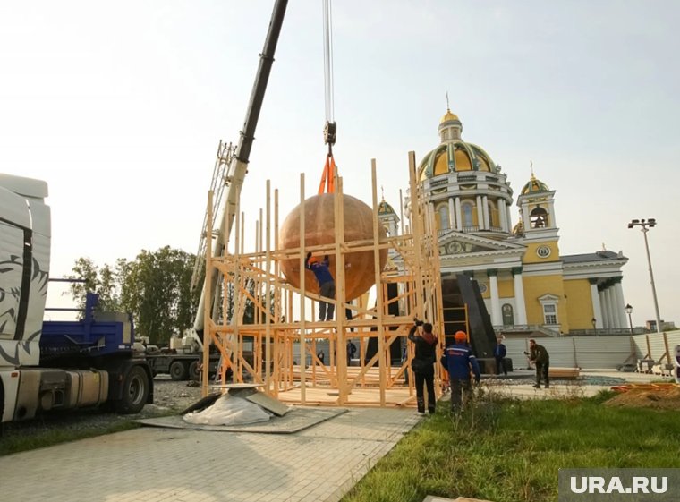 Вес бронзового шара - 5,5 тонны
