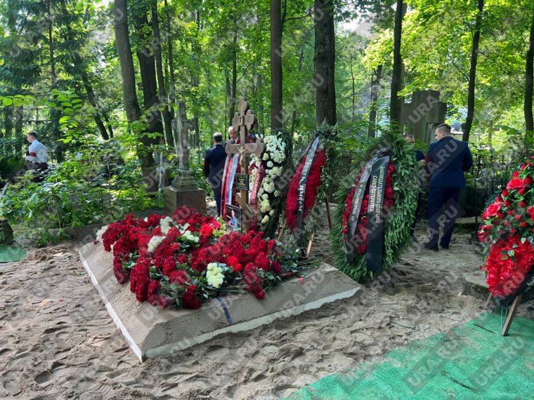 Венки принесли к могиле Романа Старовойта