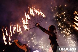 Фестиваль заканчивается с фаер-шоу под культовые треки