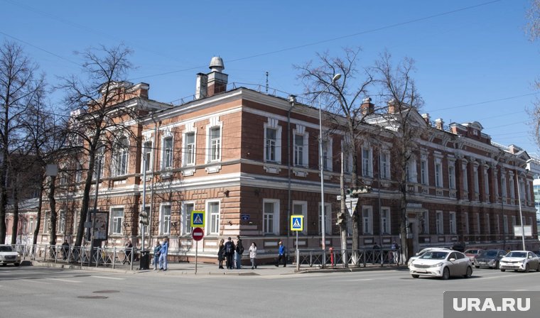 Здание запомнилось пермякам в красном цвете, 2022 год