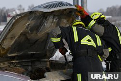 Спасатели помогли вызволить водителя из поврежденной машины