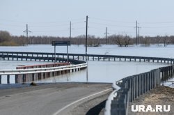 Несмотря на то, что мост затопило, сообщение с другими населенными пунктами поселок не потерял
