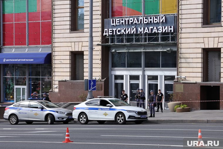 Часть торгового центра, где произошло ЧП, закрыта белым полотном
