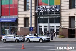 Часть торгового центра, где произошло ЧП, закрыта белым полотном