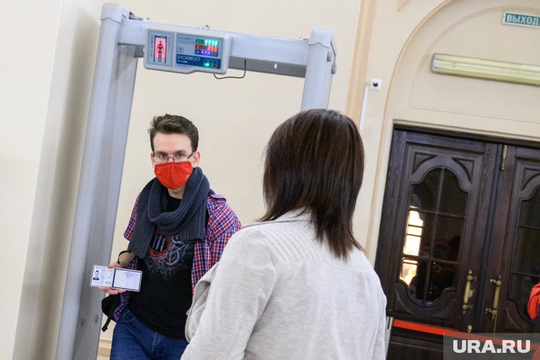 Школьник в Губкинском беспрепятственно пронес пистолет в школу (фото из архива)