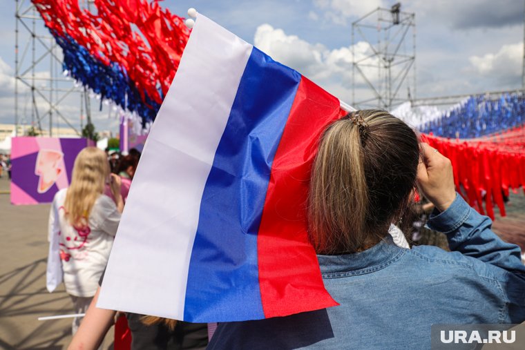 Официальной расшифровки каждого цвета на флаге России нет, но сам триколор обозначает национальное единство и преемственность истории