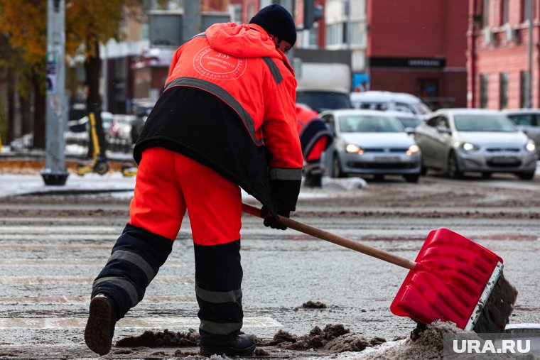 Улицы Перми посыпают противогололедным средством 