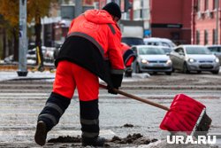 Улицы Перми посыпают противогололедным средством 