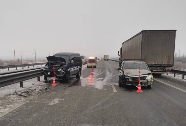Пострадали два водителя и пассажир легковушки