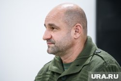 Уральский полпред Артем Жога вручил мэру Тюмени символ «Года Героев России»