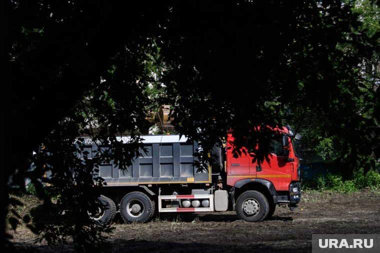 В сквер приехали КАМАЗы