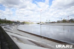 Еще одна идея представляет собой подвесную конструкцию с многофункциональным центром