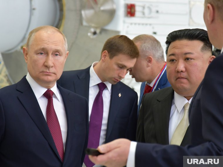 Владимир Путин и лидер КНДР Ким Чен Ын не упустили возможности пообщаться после парада в Пекине