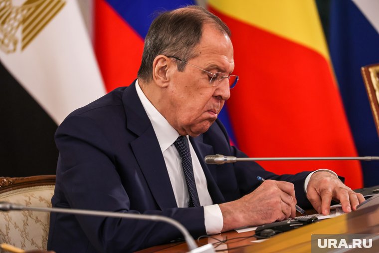 Москва прекрасно знает цену заявлениям Киева про перемирие, заявил Лавров