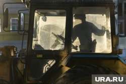 Тракторист Александр не заметил спрятавшего в бурьяне школьника