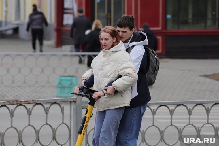 Владельцам кикшерингов предложили собрать патрули для выявления пользователей, которые ездят на самокатах вдвоем