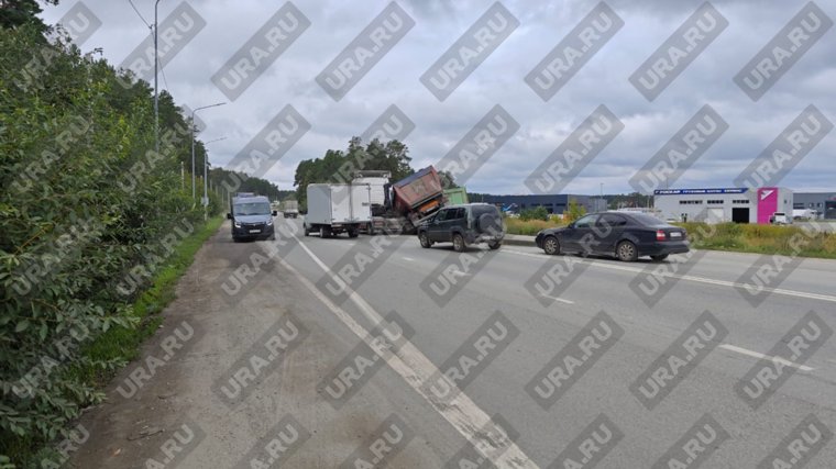 Две полосы движения перекрыты