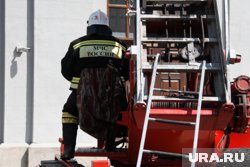 Арендаторы помещений приехали на горящий склад в Екатеринбурге. Фото