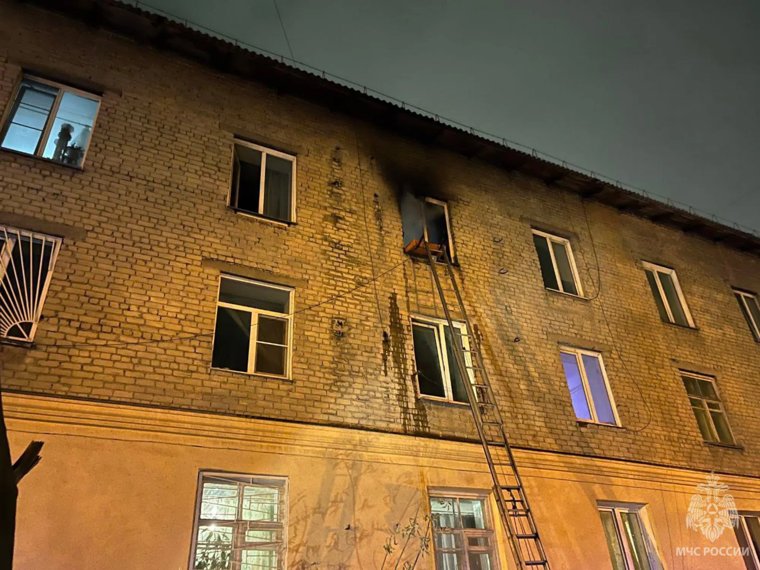 Пожар произошел на третьем этаже здания, огнеборцам удалось предотвратить его распространение на крышу 
