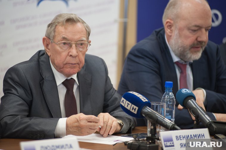 В честь Вениамина Яковлева вместо улицы в Академическом районе назван переулок