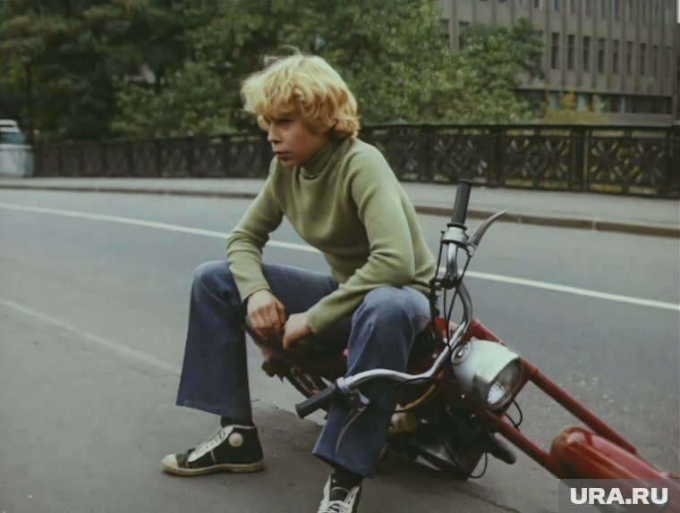 В детстве братья часто хулиганили, играли на гитаре и постоянно читали приключенческие романы