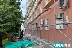 Названы виновные в падении строительных лесов на прохожего в центре Кургана. Видео