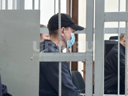 Виктор Петриченко прятал лицо под маской