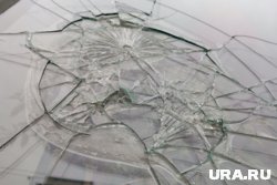 Подростки разбивают стекла в заброшенном здании