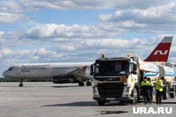 Посадки самолета ожидали медики и экстренные службы