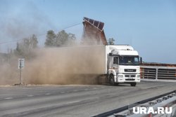 Фура врезалась в остановку, пострадали три человека