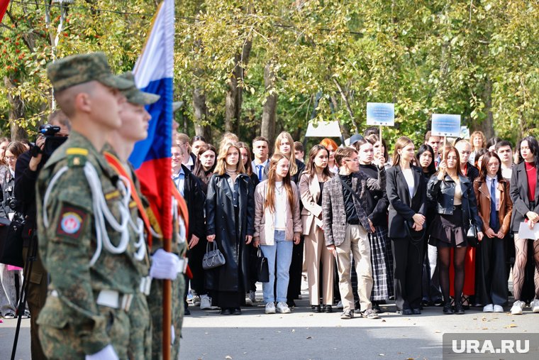 Торжественную линейку, в том числе, посетили первокурсники