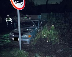 Машина нарушителя врезалась в столб и дерево