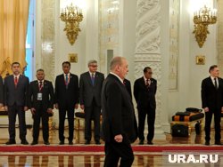 Султан Ибрагим прошел по красной дорожке в Георгиевском зале Кремля навстречу российскому лидеру