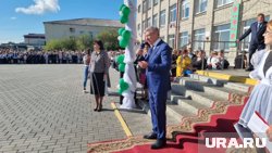 Курганский сенатор Муратов поздравил учеников в своей родной школе Лебяжьевского округа