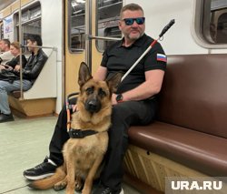 После травмы Федор учится заново ориентироваться в пространстве, в этом ему помогает собака Таблетка