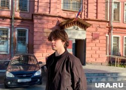 Аркадий Кребс возле суда в 2024 году