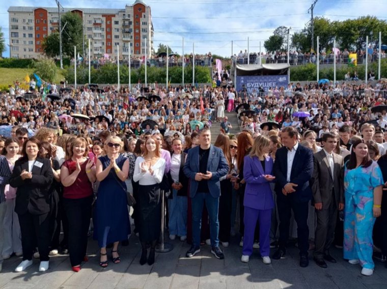 Выпускники подходили пообщаться с главой региона