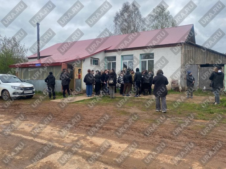 Около 12.00 возле дома семьи стали собираться жители. Это друзья, родственники, знакомые. Всего около 100 человек