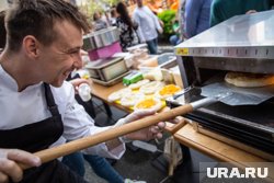 Участиники вечеринки в кулинарной студии приготовят пиццу 